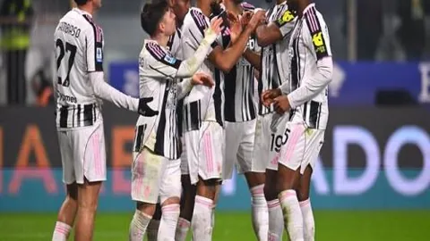 初恋男友带我爱上阿森纳，球场人体彩绘见证情深